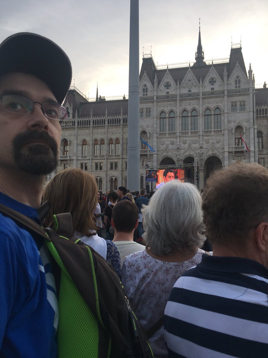 vociorsi's tweet photo. Turi Tamással tüntikéztünk. @hunbaly https://t.co/gMKtFLZoxz