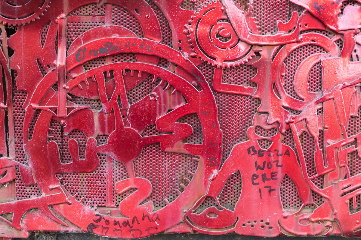 closeupbelfast's tweet photo. 'The Face', #CuparWay #peacewall. Artist @kevinkillen worked with young people from the Shankill to create this piece which depicts #Belfast industries and culture #heritage #reimaginingcommunities #compass #direction #dj https://t.co/x9Op6sn6Ge