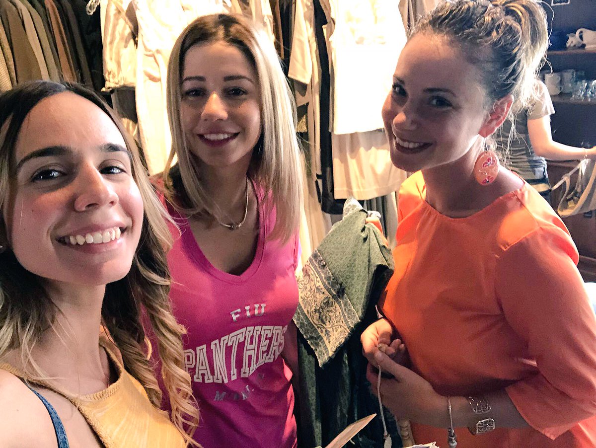 bibianapelaez18's tweet photo. #socialmangos at @LotusHouseChic. Go #fiu, Happy to be part of this amazing class 😍!!! @NancyRichmond @FIUBusiness https://t.co/QMQnwLw7dB