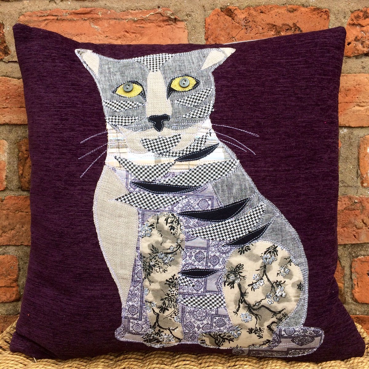 💜🐈💜Meeeeooow!💜🐈💜 Meet Jazzy the cat! A recent commission, stitched on to a dark purple corded velvet
#cat #catportrait #catcushion #catlover #catlove #purplevelvet #petportrait #personalised #thetartanfox #applique #textiledesign #handmade #madeinshropshire #shropshire