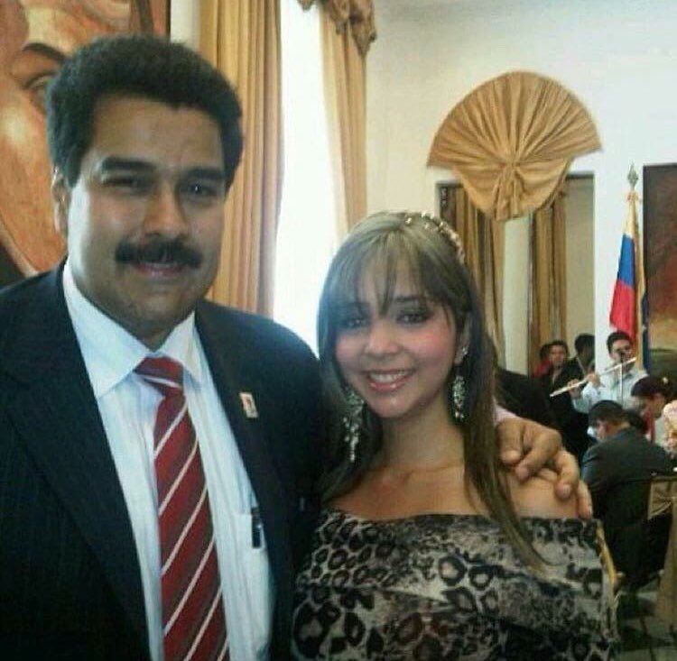 cristiancrespoj's tweet photo. Ella es Nataly Medina, chavista, delincuente y ladrona de #Venezuela. Ex esposa del ex alcalde de Guayana José Ramón López, chavista y ladrón. Después que robó se va a vivir como millonaria a los EEUU? NO!!! Por favor devolver a Venezuela inmediatamente! @marcorubio @RosLehtinen https://t.co/rSfFgiHuC7