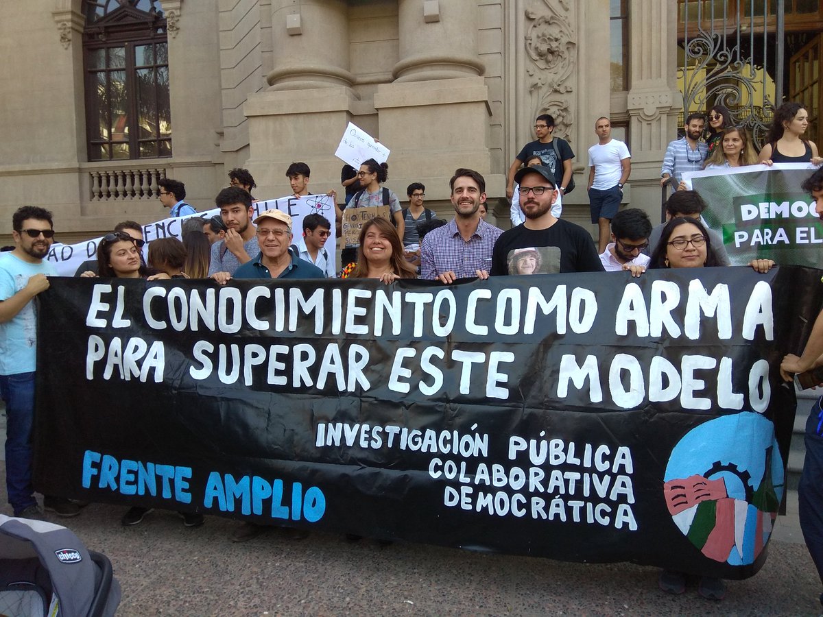 red_humaniora's tweet photo. Ahora: se realiza la Marcha por la Ciencia y el Conocimiento en el centro de Santiago #MarchaporlaCiencia #ScienceMarchCL https://t.co/2INoD9MsiI