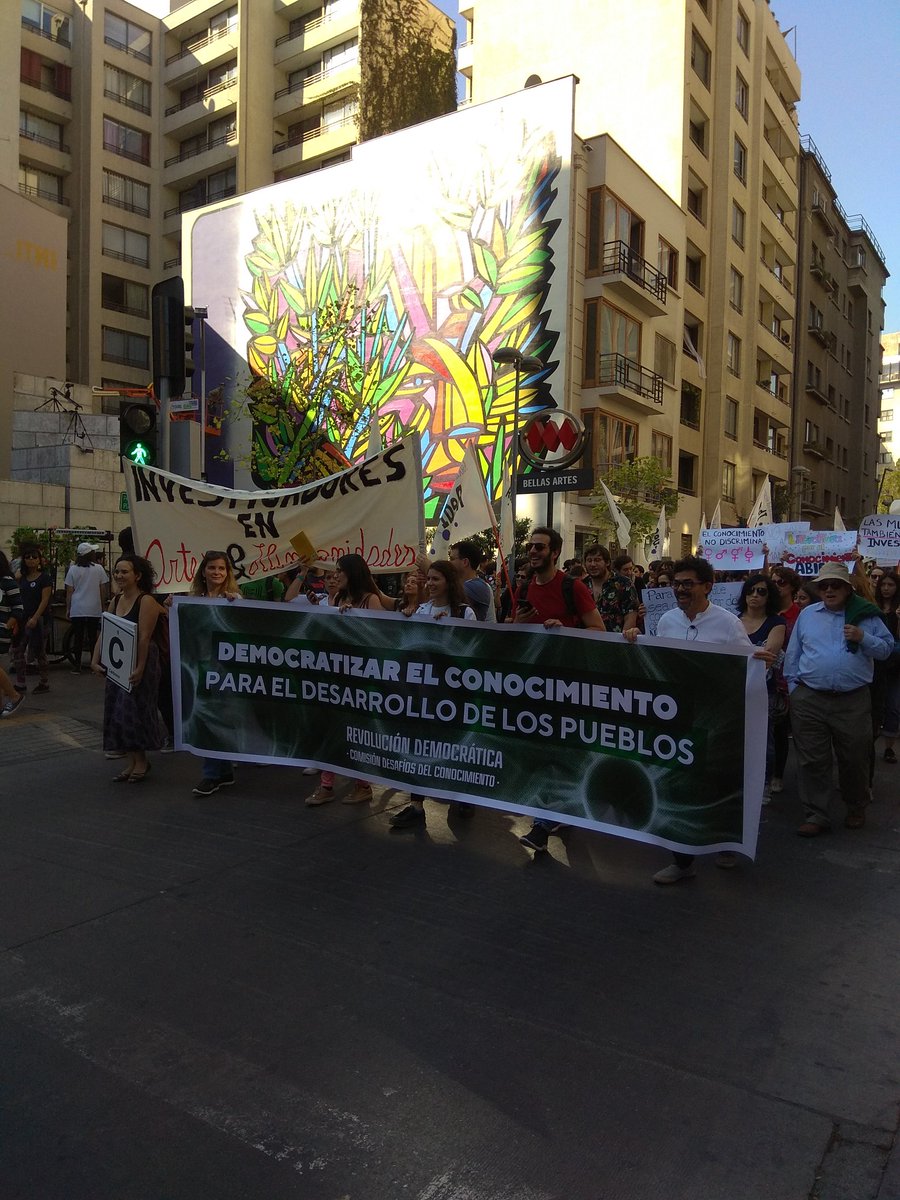 red_humaniora's tweet photo. Ahora: se realiza la Marcha por la Ciencia y el Conocimiento en el centro de Santiago #MarchaporlaCiencia #ScienceMarchCL https://t.co/2INoD9MsiI