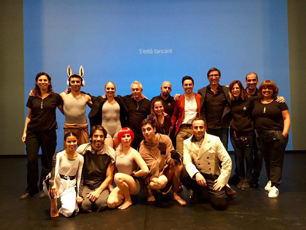 sanahuja's tweet photo. Ha sigut un gran equip i un gust treballar amb vosaltres de nou en #dibuixarlamusica Gràcies a tots els que esteu i no esteu en la foto. Animals!!!! #estapassant @PalauLesArts #educacio_lesarts #operavalencia #programadidactic https://t.co/x6ors2sSiI