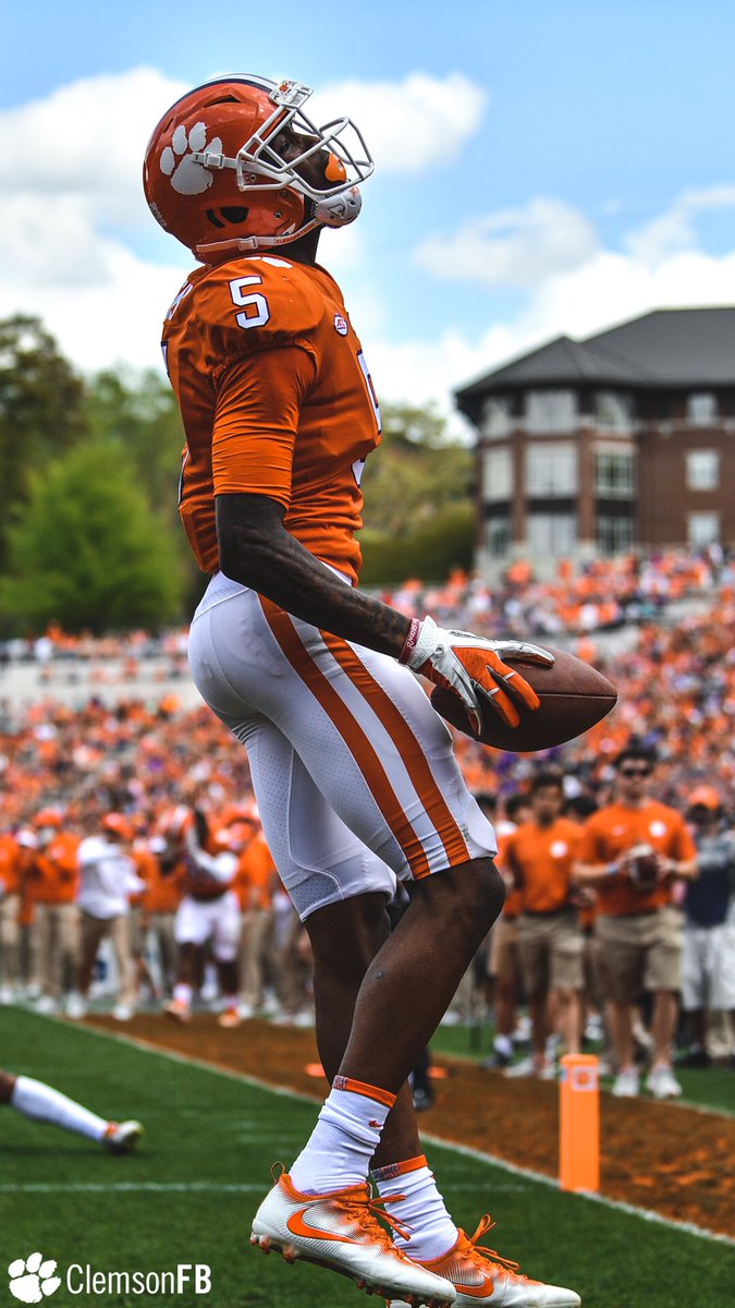 ClemsonFB's tweet photo. 2 TeeDs in the first quarter... 5️⃣ 🙌 https://t.co/KbJLUlZwDr