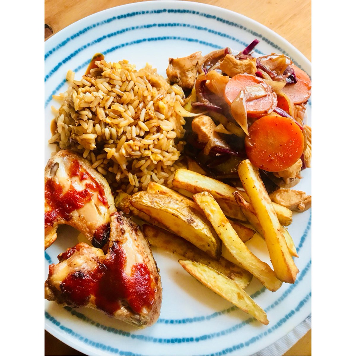 Chanimal13's tweet photo. #slimmingworld Tonight’s Saturday night Fakeaway - Kung Pao  Chicken (2syns), egg fried rice (free), chips (free) with salt and pepper chicken wings topped with chilli sauce (2.5syns each) ❤️ https://t.co/JhMMgu9P3P