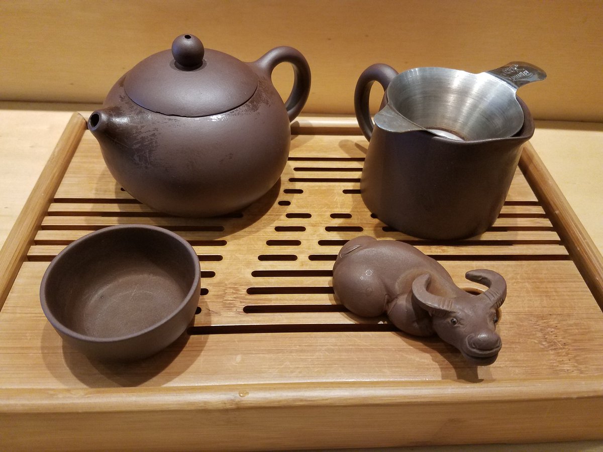 TeaOasisBoston's tweet photo. I'm sitting at Tea Bar by East Hill in Chicago getting happily tea drunk on da hong pau. Small, lovely, warm place where they take tea seriously. 2 of my kids live in this burg so I have plenty of reason to come back. https://t.co/3IRMhN5VCP