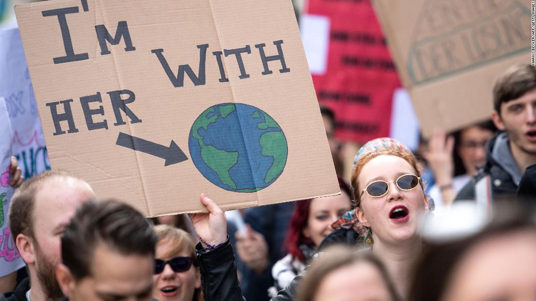 CNN's tweet photo. March for Science draws smaller crowds than last year, but attendees are still passionate https://t.co/lb4wzv36bt https://t.co/sQtPnHG3Wi