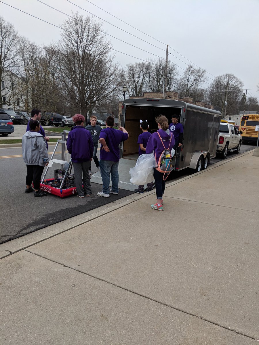 mrsheintzman's tweet photo. Finishing up our weekend of robots! All packed up. We had a good run and learned a lot! #wearewayne @frc4580 https://t.co/qWE06qat82