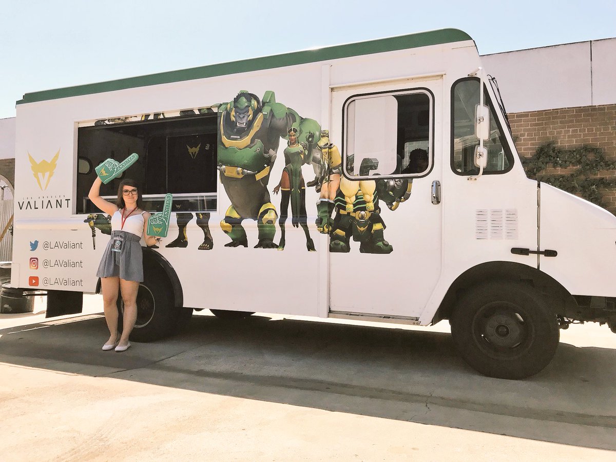 LemonKiwi_'s tweet image. Turns out it’s not ice cream, it’s @LAValiant merch💚

Definitely going to be wrecking people in the 3v3 when I’m on break from hosting 👀

#Valla #WingsOut #AprilAnarchy #AVGL