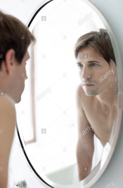 у мужчины долго стоит. таблетки для мужчин. сильная потенция. таблетки. мужчина в полотенце.