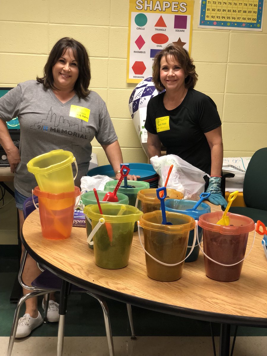 ECWPRIDE's tweet image. Our second graders got a special hands on lesson about the life cycle of plants! #ThanksMamaVoros