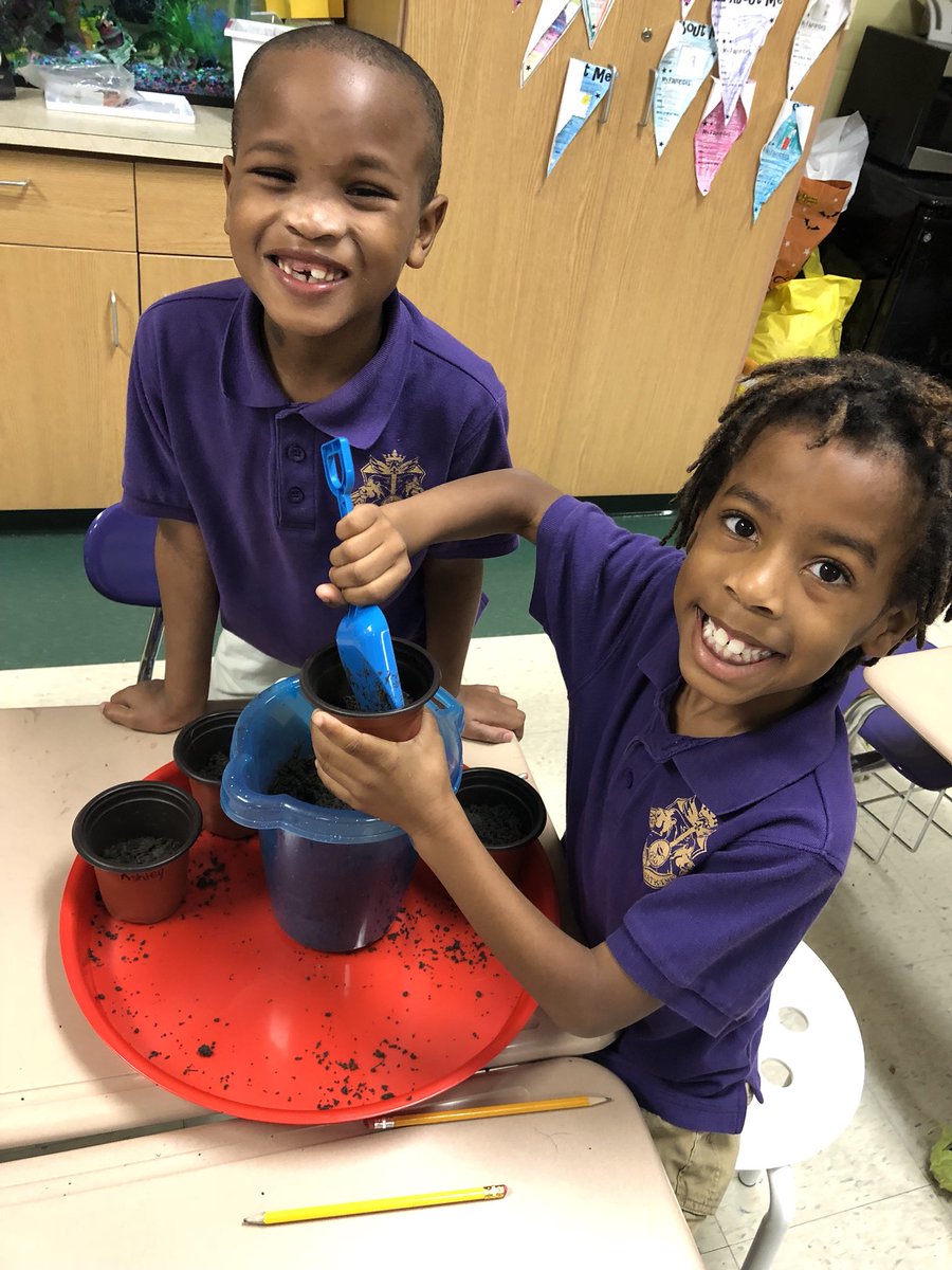 ECWPRIDE's tweet image. Our second graders got a special hands on lesson about the life cycle of plants! #ThanksMamaVoros