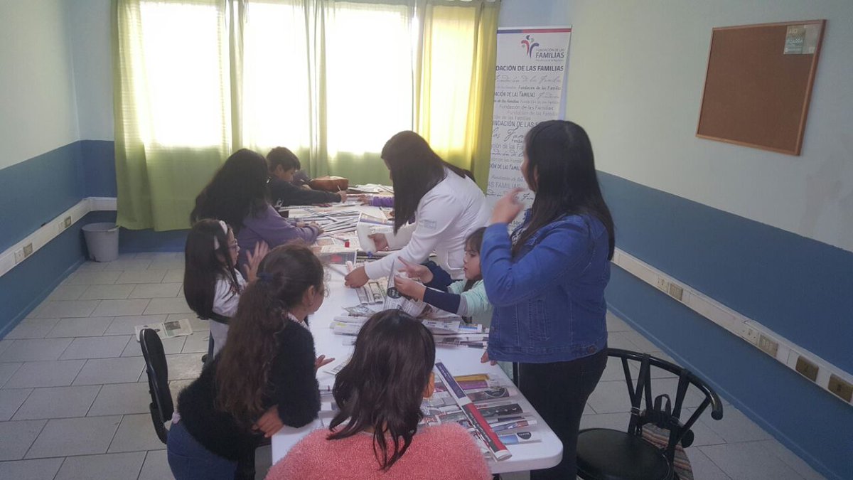CuricoFunfa's tweet photo. En @CuricoFunfa brigada ecológica trabando con material reciclado se reúnen todos los sábados de 12 a 13 horas en la fundación de las familias @funfamilias https://t.co/GVRlMQUOQU