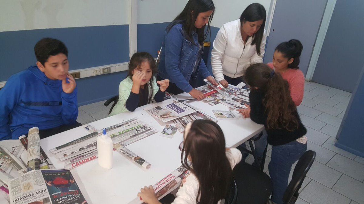 CuricoFunfa's tweet photo. En @CuricoFunfa brigada ecológica trabando con material reciclado se reúnen todos los sábados de 12 a 13 horas en la fundación de las familias @funfamilias https://t.co/GVRlMQUOQU