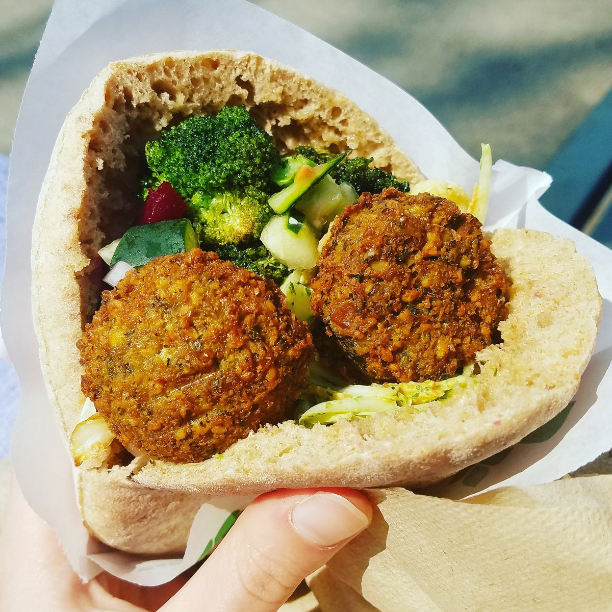 75 degrees in NYC means Central Park picnics with @MaozVegetarian #falafel pita! 🌞

#nyc #nycvegan #whatveganseat #govegan #spring #saturday #dairyfree #meatfree #picnic #foodporn #food52