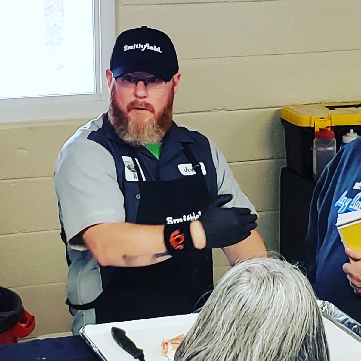 FergoliciousBBQ's tweet image. JDub teaching the way of the chicken. 

#RubSumLUV #compclass #universityofque #myronmixonsmokers #royaloakcharcoal