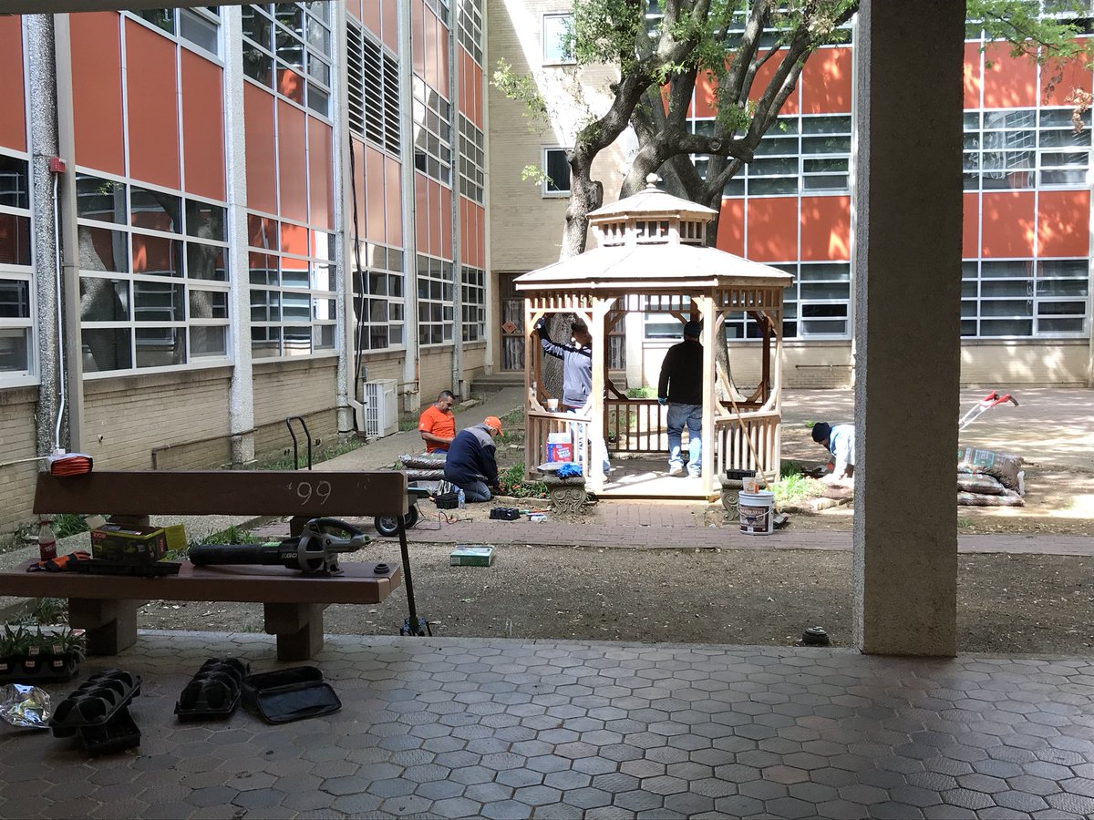 lisarbsmith's tweet photo. Thank you @DTywon for your super crew who showed up to help out on the courtyard! It looks great! Home Depot rocks! https://t.co/emQJCqWZTv