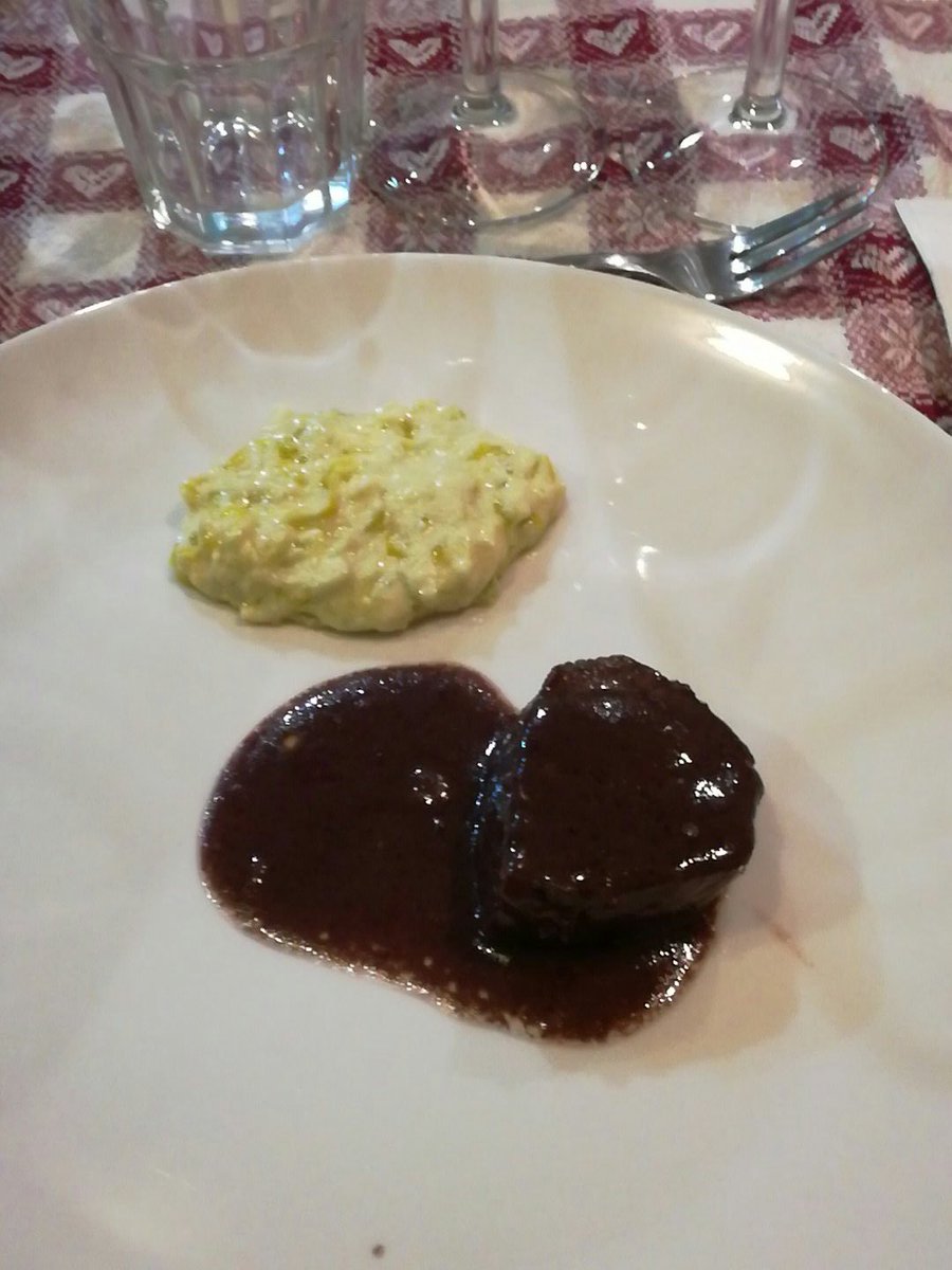 Leo_Ortolani's tweet photo. Controfiletto di cervo alla Montepulciano e Porto con crema di porri e formaggio di malga. Ne ho presa uno solo, perché sono messo male. https://t.co/brG7B7sKTx