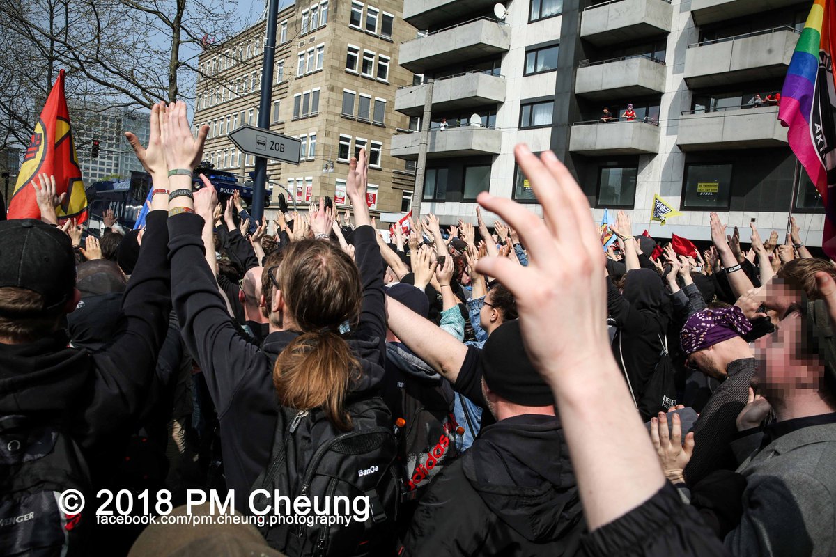 Über 5.000 Menschen sind heute in #Dortmund auf die Straße gegangen, um ein deutliches Zeichen gegen Rassismus, Neonazis und Intoleranz setzen. Anlass für den Protest war ein Aufmarsch von rund 600 Neonazis.

Bilder:
https://bit.ly/2IV4R09

#do1404