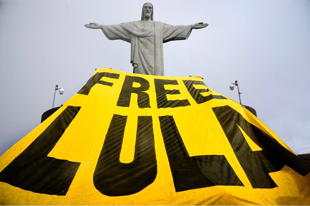 LulaOficial's tweet photo. Cristo Redentor, Rio de Janeiro. 

#LulaLivre

Foto: ACJunior/Tenda da Democracia https://t.co/RakoMlqG3X