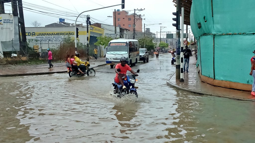 Manglares360's tweet image. Can we help a sinking town and revert decades of poor planning. I hope so.  Teaching kids about #humanitarianmapping, #bluecarbon, #climatechange, #ecosystemservices