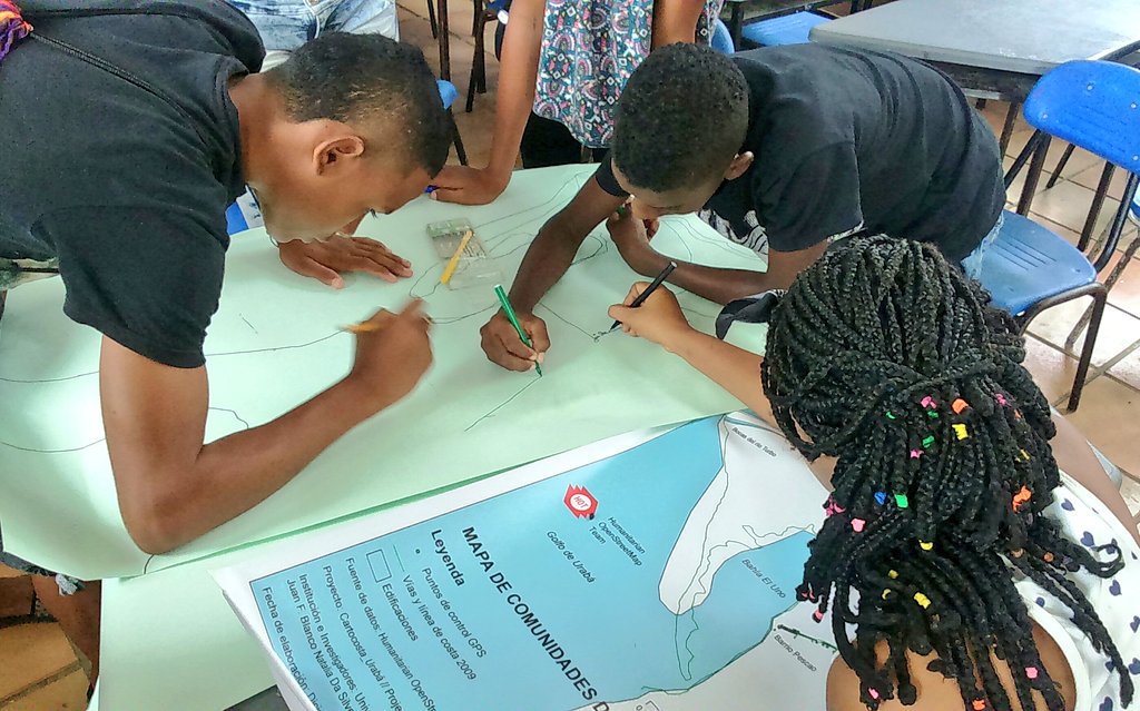 Manglares360's tweet image. Can we help a sinking town and revert decades of poor planning. I hope so.  Teaching kids about #humanitarianmapping, #bluecarbon, #climatechange, #ecosystemservices