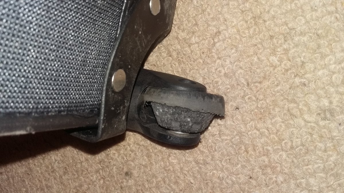 GinaPhill's tweet photo. @SportsDirectUK bought this YESTERDAY &amp; wheels fall apart 1st outing en route to airport! Will hav2 buy new case. Pls advise on complaints &amp; refunds! https://t.co/iLQry8OyZc