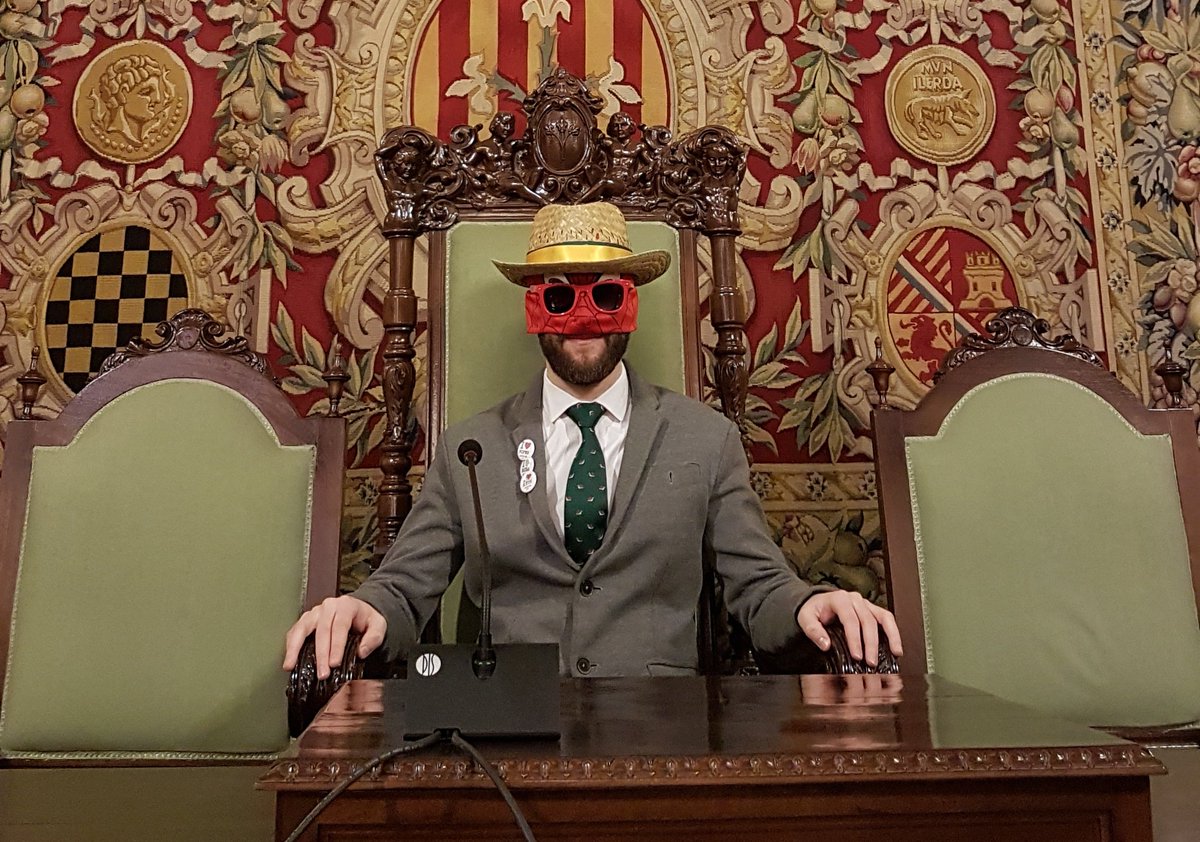 PostureigLleida's tweet photo. Jo soc republicà... ...excepte si donen el tron al SEU HEREU LEGÍTIM, REI POSTU, PRIMER DEL SEU NOM, FILL DE LA BOIRA, CAVALLER DE L'OEST, SENYOR DELS CARAGOLS, DOMADOR DEL MARRACO, DUC DE PONENT, CREADOR DE LES #POSTUXAPES I PORTADOR DEL BARRET!!! 😂 #PostuPostureig #Perdó https://t.co/m0LrBhIDRe