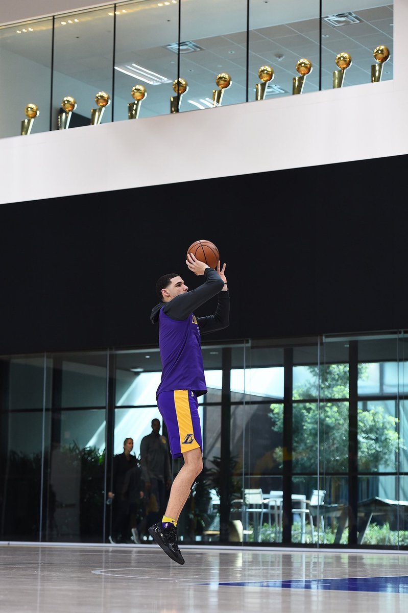 LAKESHOWIN's tweet photo. 🏆 FORESHADOWING 🏆 https://t.co/hd9zZsbC6i