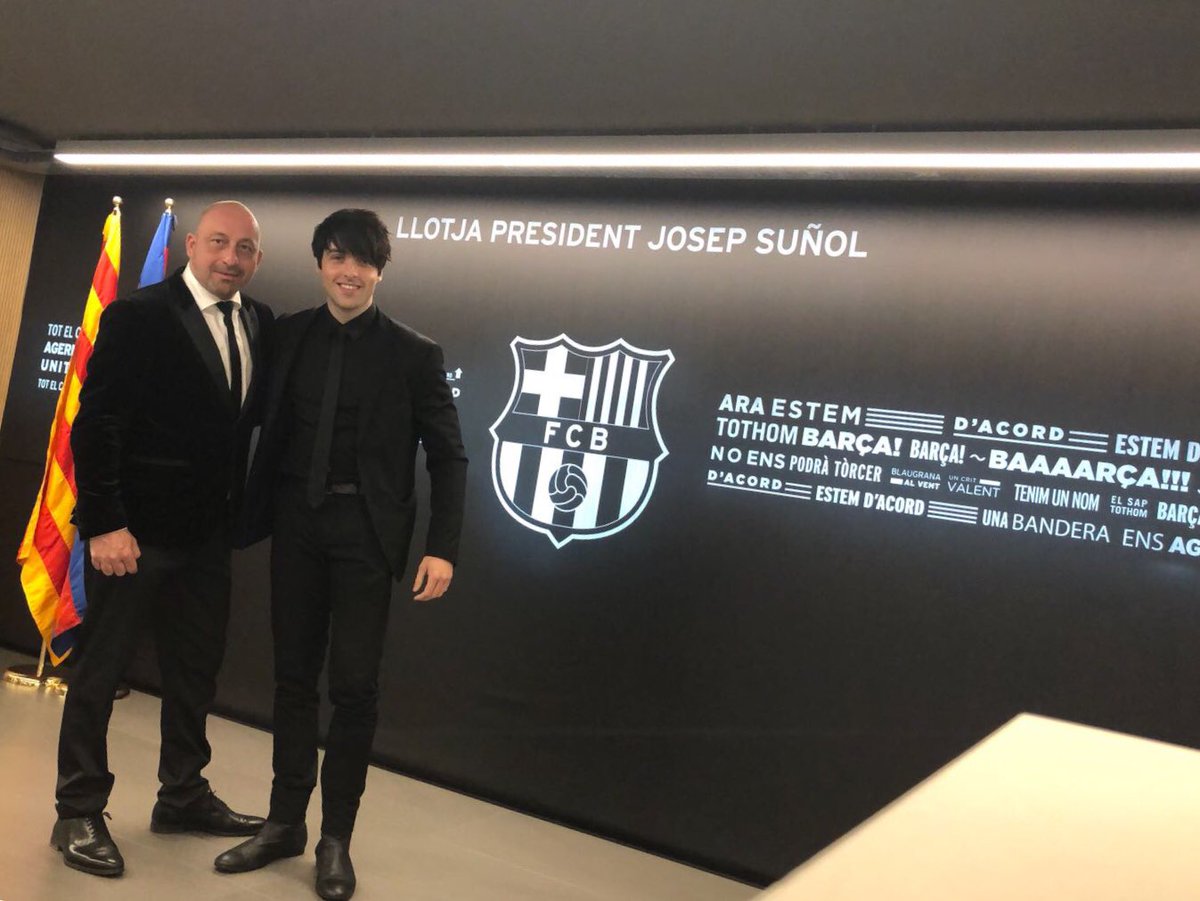 CharlieMag's tweet photo. Fent màgia a la Llotja presidencial del Camp del Barça @jordi_caps #magia #event #charliemag https://t.co/4CwF4RAHIT