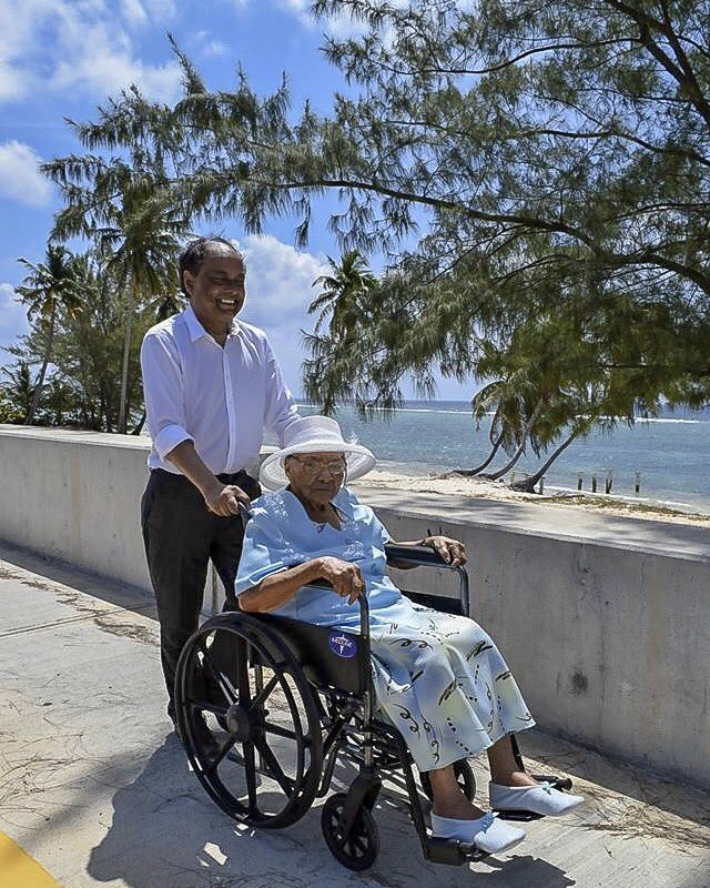 Great to see that the Governor made it out to East End and met with Mrs. Stella the oldest person in the district of East End, 102 years of age 🙏🏼 Amazing lady!