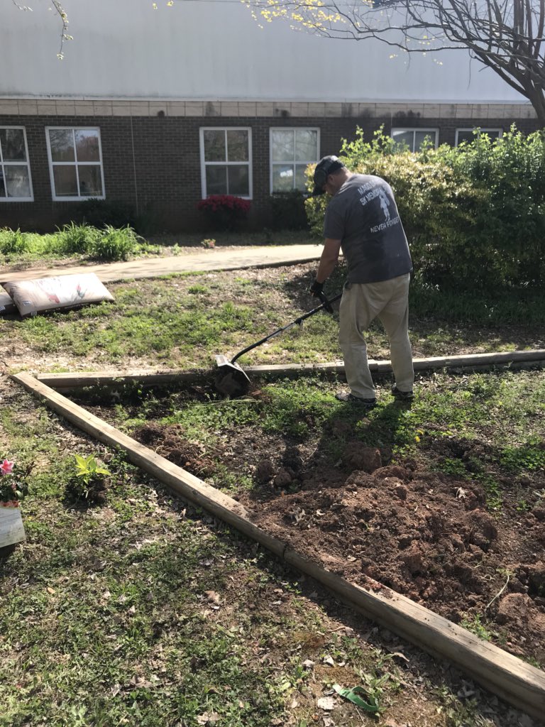 LMESGreenThumb's tweet image. @tara_pleasant - Your husband rocks!! Always ready to help! He has been a huge help getting these edible gardens back to working condition. #mantools #manpower @Lead_Mine @Aaronmarcin @edibleschoolyrd