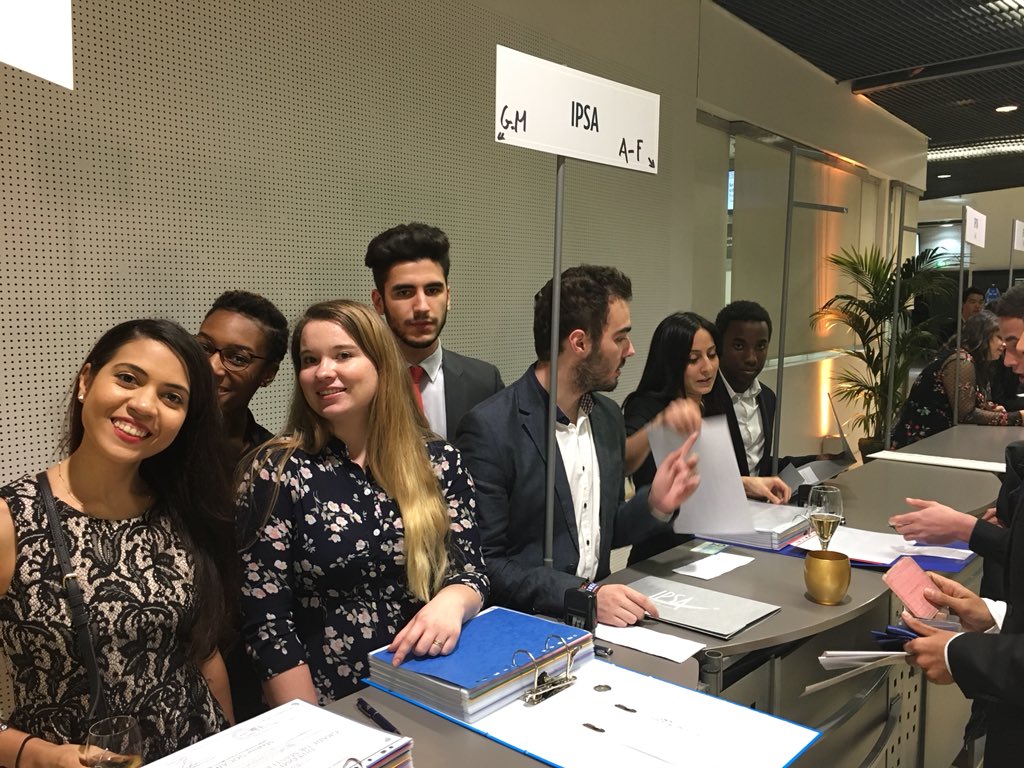IPSA's tweet photo. Encore une très belle cérémonie de remise des diplômes des écoles d’#ingénieurs du Groupe IONIS 👏👏👏 bonne route à tous nos diplômés 👍 https://t.co/vPzl6YUN9A