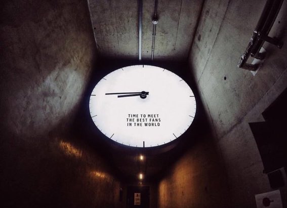 speaknow_louis's tweet photo. Pueden creer que Harry tiene un reloj en el basckstage que dice "Hora de conocer a los mejores fans del mundo", me fui a llorar tenemos a uno de los mejores ídolos del mundo, espero que algún día sepamos apreciarlo mejor

#HarryStylesLiveOnTourGlasgow https://t.co/b8LPSE0g4k