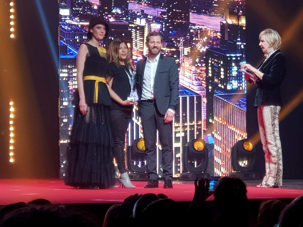 Remise du prix #Gavottes lors du <a href="/festival_mode/">Festival_mode</a> de Dinan ! Félicitations à Julia Belot pour sa création
#gavottesdinan #festivalinternationaldesjeunescreateurs #createurs