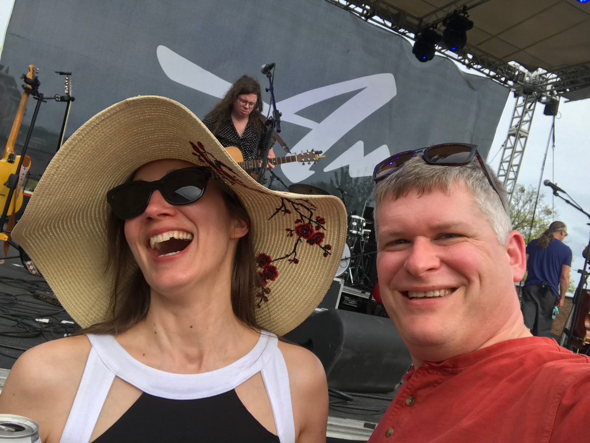 SherryCrawley's tweet photo. Waiting for @amandashires. SO EXCITED. https://t.co/OFEbiWtSDj