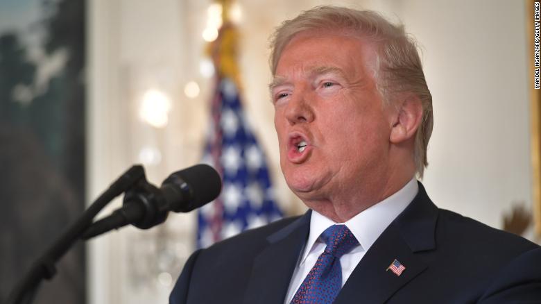 CNNEE's tweet photo. Por qué el "Misión Cumplida" de Trump no tiene sentido #Análisis https://t.co/FwQHkopiqC https://t.co/FNHRj8rKds