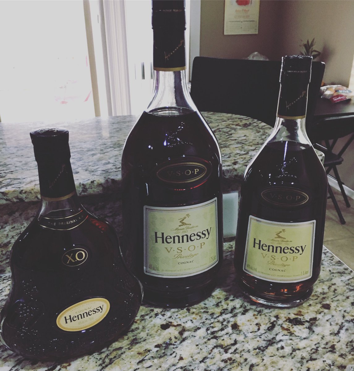 BuffAssPet's tweet photo. #BoutToGoDown #HennyLife #DaMiddleOneForMe😜👍 https://t.co/IfKA3TqRRA