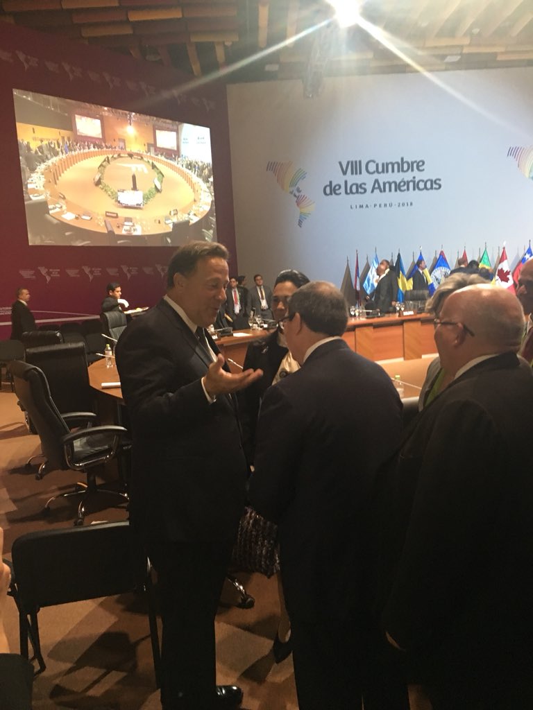 Varios jefes de delegación se acercaron a saludar al Canciller de #Cuba al concluir su réplica a VP Pence de #EEUU en #CumbreDeLasAmericas #SummitPeru