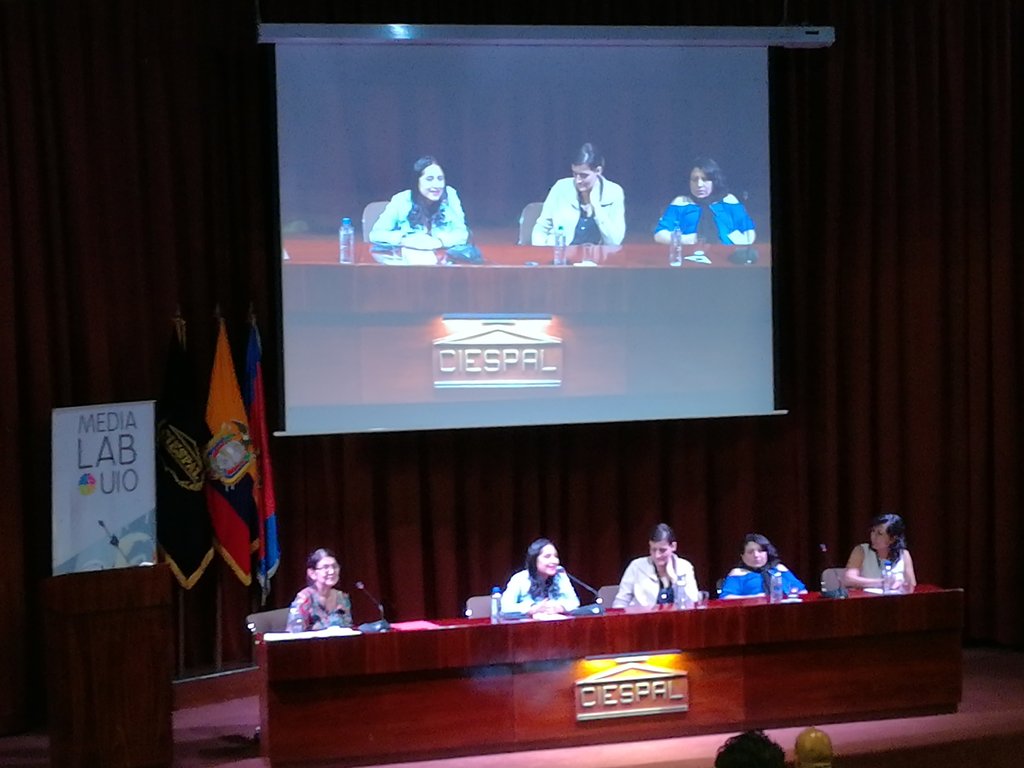 ciespal's tweet photo. Elena Chicaiza @gachisbar de @RLadiesQuito comenta sobre la mujer como desarrolladora y su lucha por el empoderamiento de estos espacios. Define al #SoftwareLibre como la oportunidad de formar comunidad, de unirse, avanzar y crecer. #FLISOL2018 #FLISOLUIO https://t.co/01dipAcrC6