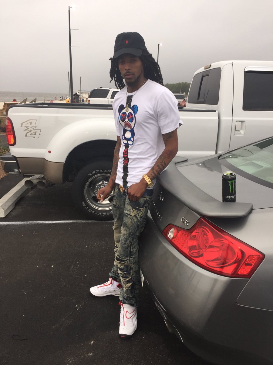 DreadHeadDGAF's tweet photo. Happy 28th Birthday Self 🍾 https://t.co/nFzqjII2Fb