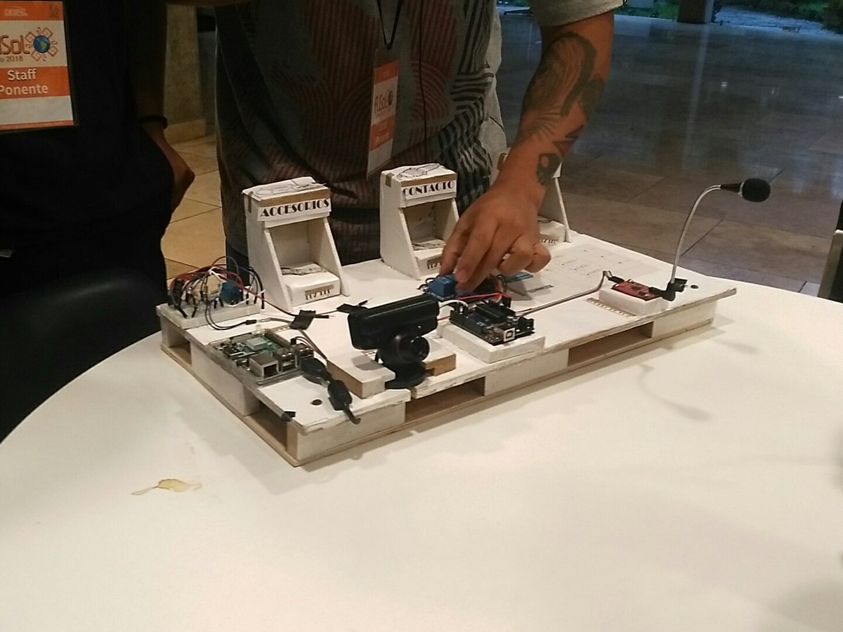 marchelo2212's tweet photo. #Jóvenes que usan #softwarelibre y #hardwarelibre son parte de #FliSol2018 #FLISOLUIO promoviendo el conocimiento abierto.. @asle_ec @ivntres @ciespal @fcosilvag @claryrobayo https://t.co/QkhSPR4h84 https://t.co/9f01l1s7b9