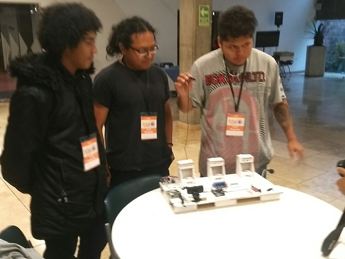 marchelo2212's tweet photo. #Jóvenes que usan #softwarelibre y #hardwarelibre son parte de #FliSol2018 #FLISOLUIO promoviendo el conocimiento abierto.. @asle_ec @ivntres @ciespal @fcosilvag @claryrobayo https://t.co/QkhSPR4h84 https://t.co/9f01l1s7b9