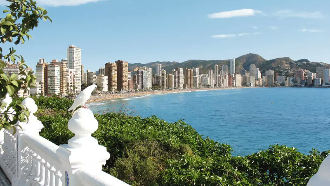 BHX_Police's tweet image. Did you Know? If we are looking for you because you have committed a crime, failed to turn up for court, answer bail or pay your fine; your holiday plans may change. #NoSeaView #handyourselfin