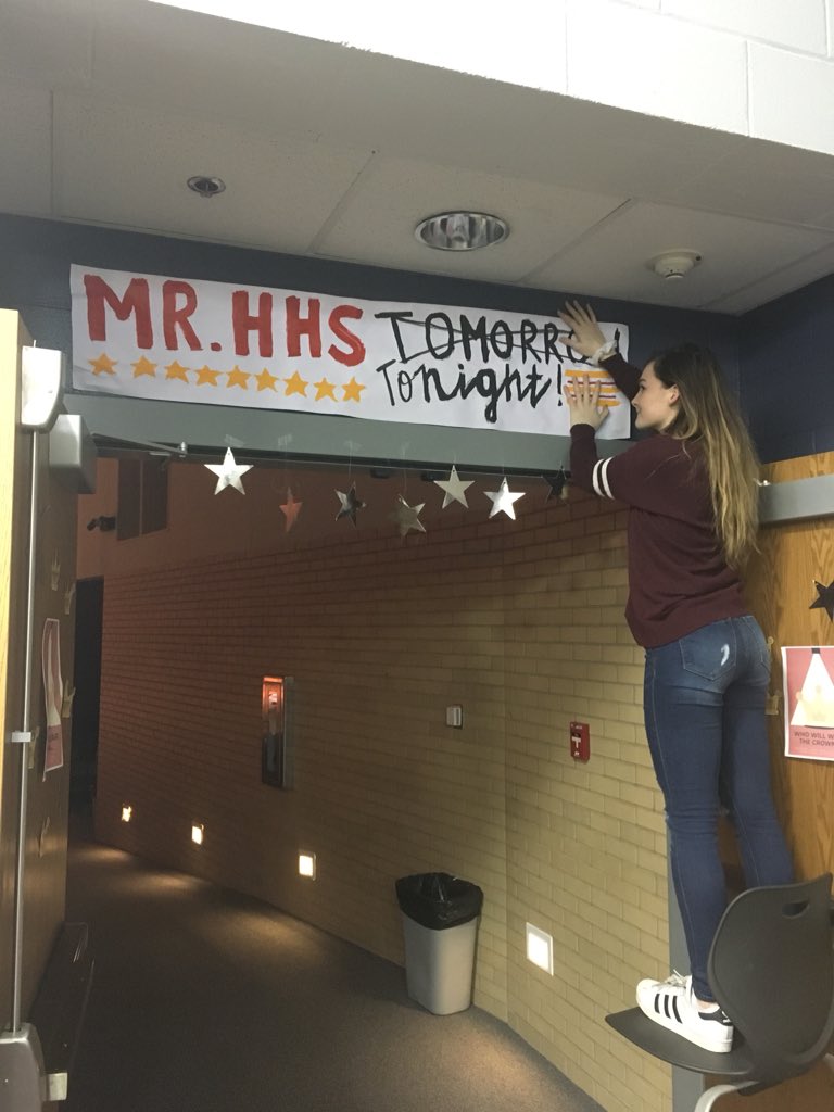 HudPiratePress's tweet photo. A sneak peek of Mr. HHSπ πΊπ»Show starts at 7, and admission is free! #WhoWillWearTheCrown #MrHHS #HudsonSchools https://t.co/7Wsbi9uB1Q