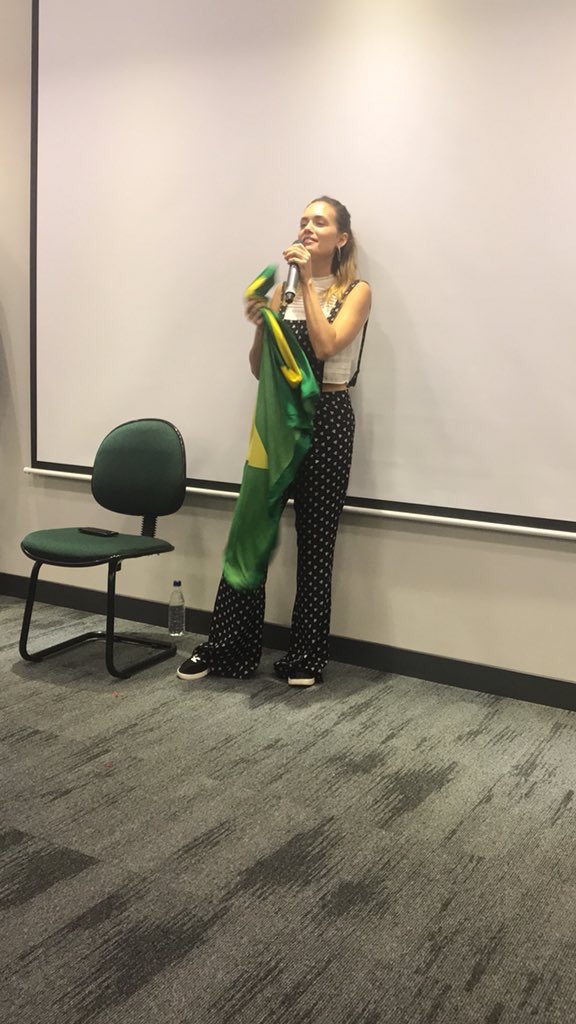 pllconventionbr's tweet image. Fotos toda feliz e sorridente da Torrey hoje na convenção de São Paulo #PrettyLittleWeekend 

(1º foto de: @md_coct)