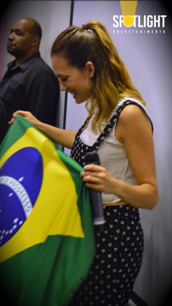 pllconventionbr's tweet image. Fotos toda feliz e sorridente da Torrey hoje na convenção de São Paulo #PrettyLittleWeekend 

(1º foto de: @md_coct)