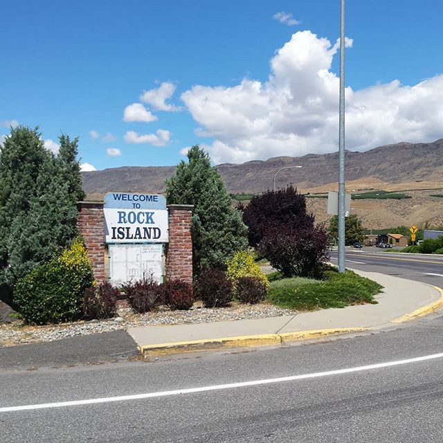 ColumbiaRiverr's tweet photo. #WelcomeTo #RockIsland, #Washington.  This #smalltown sits just above #RockIslandDam on #TheColumbiaRiver. #ColumbiaRiver #WelcomeSign https://t.co/1vE1NKL1ap https://t.co/Bo1iKUxf9a