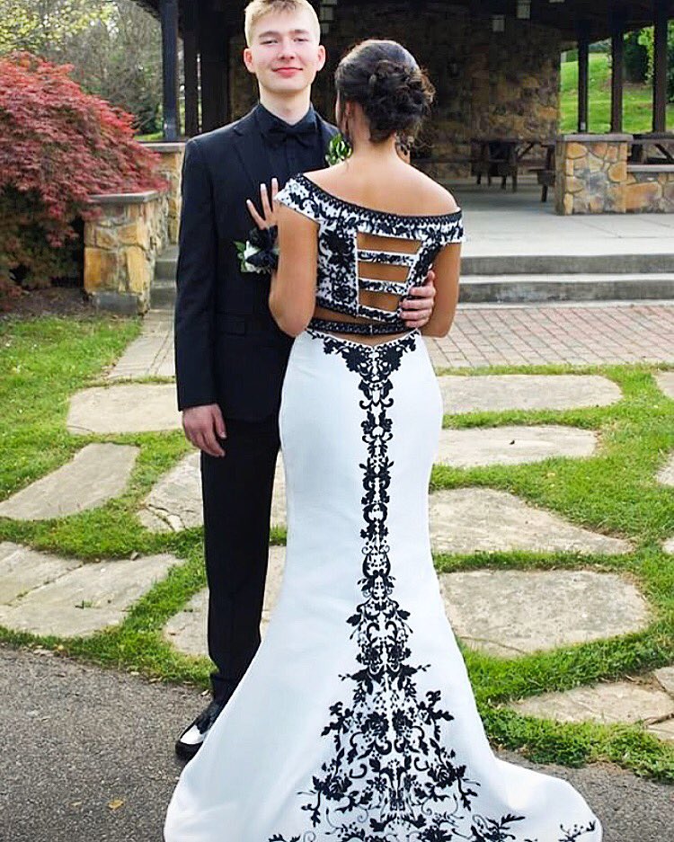 2Cuteprom's tweet photo. 🤩 the stunning @graciebohon02 in her #2CutePromContest #FreePromDressGiveaway dress 💃🏻👑👗✨ 
•
•
•
•
We are so fortunate to be able to give lucky girls like Gracie the opportunity to look 2 Cute at prom..... an affordable way 💥
•
•
•
#onlyat2cute #2cuteprom #prom2018 https://t.co/hC67kbn5Yq